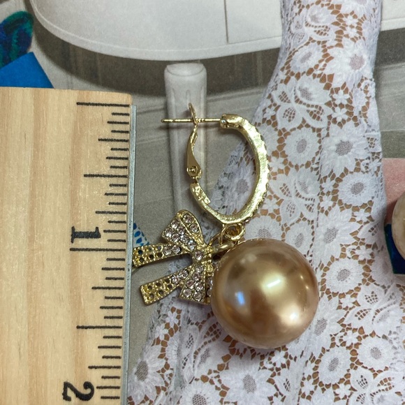 New! Beautiful Big Pearl Bow Earrings - Picture 4 of 4